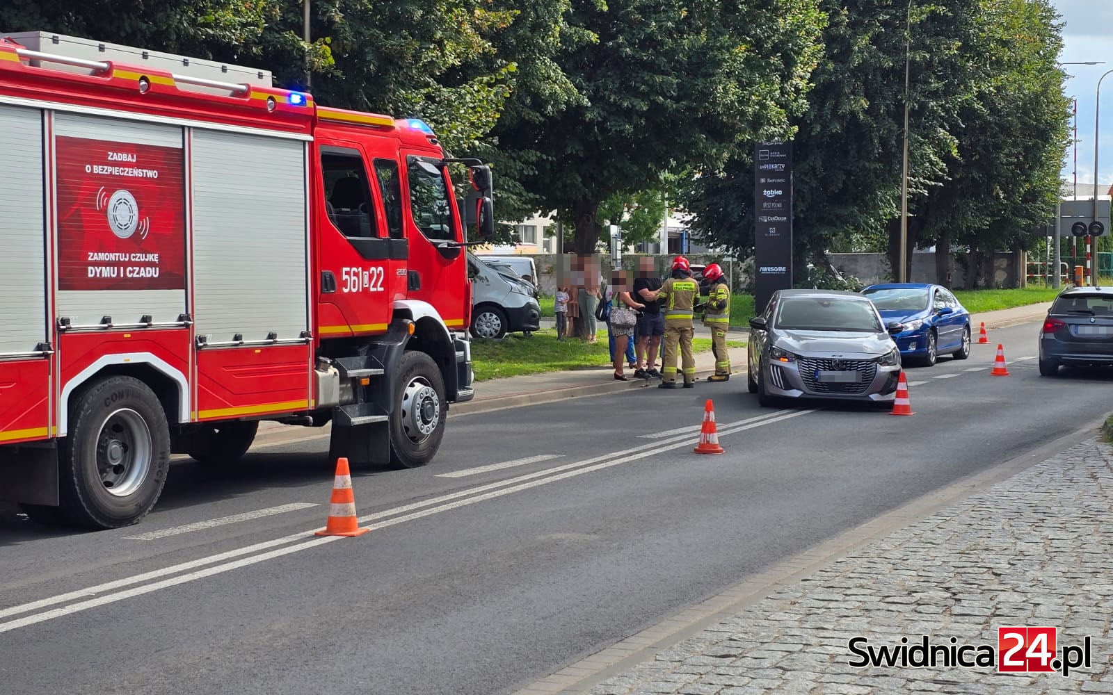 Kolizja dwóch osobówek i ciężarówki na Bystrzyckiej [FOTO]