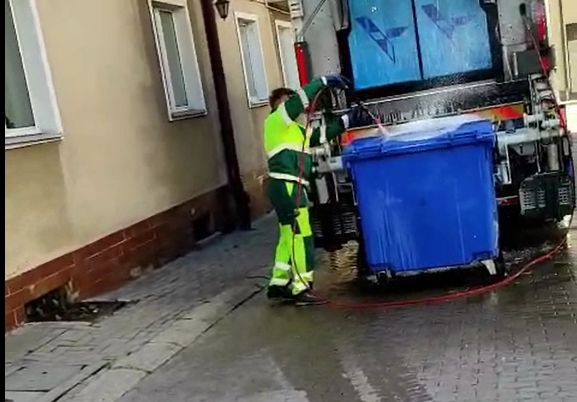 Detergenty i popłuczyny z kubłów wprost do kanalizacji burzowej i pod oknami mieszkańców [FOTO/VIDEO]