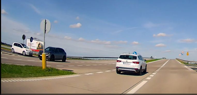 ​Przejechał na wprost z pasa do skrętu. „Lekkomyślność i brawura na drogach zabijają niewinnych ludzi” [VIDEO]