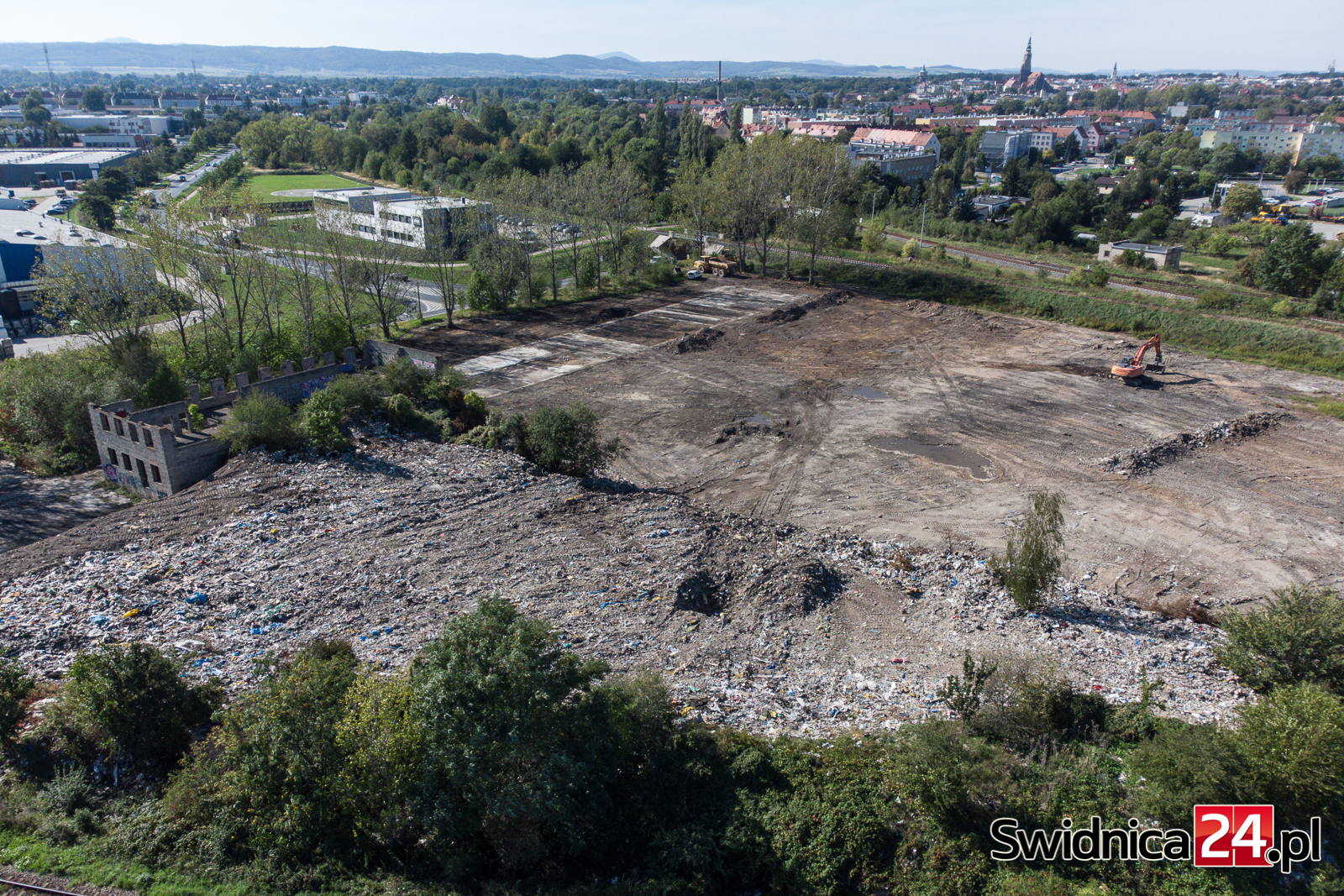 Czy to koniec nielegalnego wysypiska na Zarzeczu? Na jego terenie pojawił się ciężki sprzęt [FOTO/VIDEO]