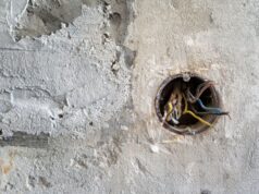 Instalacja w starym budynku, gdzie żadna ściana nie jest taka, jak wygląda Puszka natynkowa z przewodami