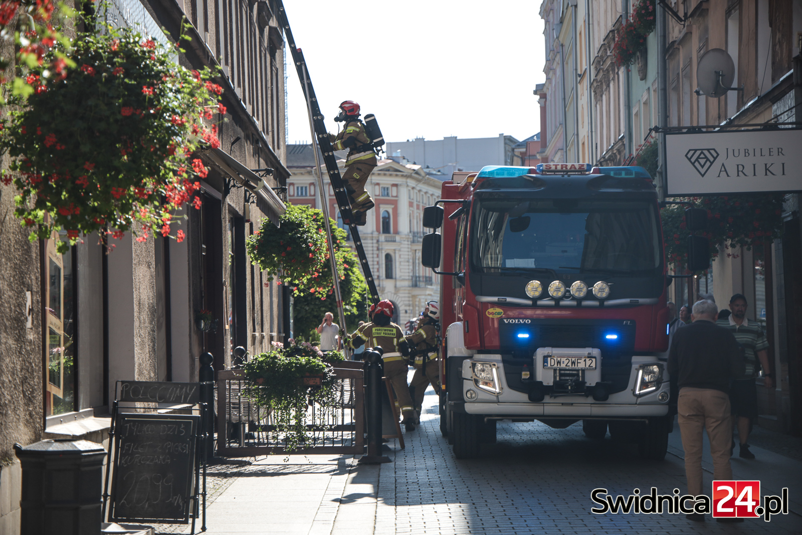 Płonący garnek postawił strażaków na równe nogi. Z okna kamienicy wydobywał się dym [FOTO]