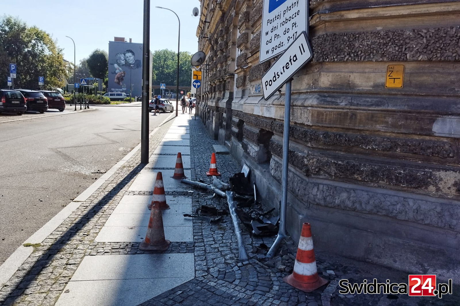 W środku nocy pędził przez miasto, uszkodził auto na znaku drogowym i uciekł [FOTO]