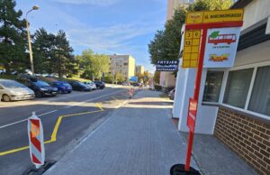 Trwa budowa nowej ścieżki rowerowej. Wyznaczono tymczasowe przystanki autobusowe