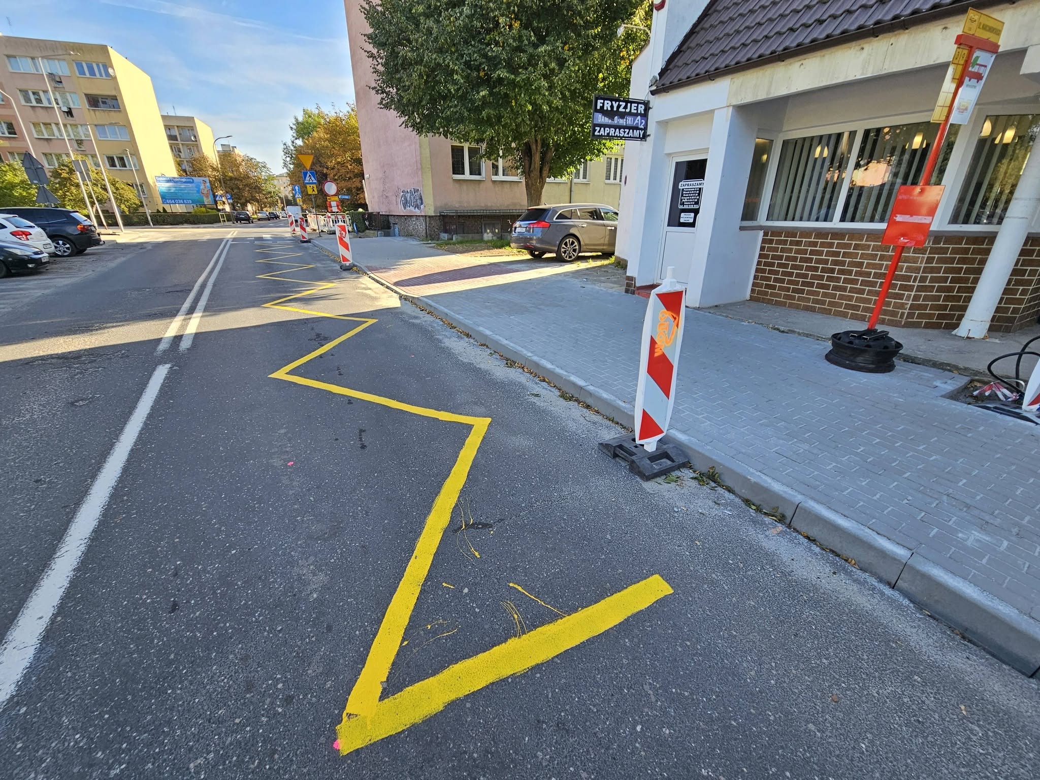 Trwa budowa nowej ścieżki rowerowej. Wyznaczono tymczasowe przystanki autobusowe