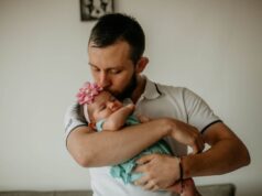 Czytaj na pieknamama.pl na temat – tata w roli rodzica – jak od pierwszych dni budować więź z dzieckiem