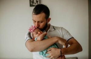 Czytaj na pieknamama.pl na temat – tata w roli rodzica – jak od pierwszych dni budować więź z dzieckiem