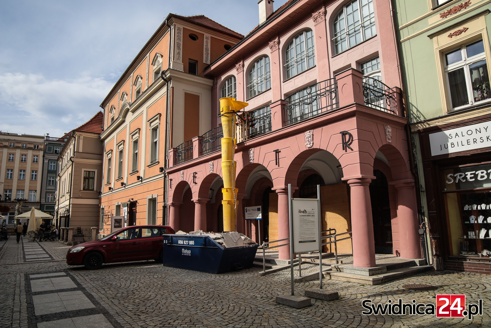 Kolejny aneks podpisany. Finał remontu świdnickiego teatru wciąż daleko [FOTO]
