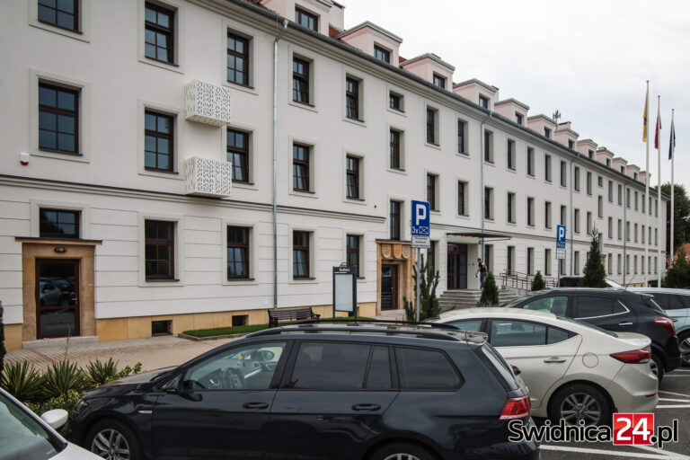 Coraz więcej urzędników w świdnickim magistracie. Także tych „bez konkursu”