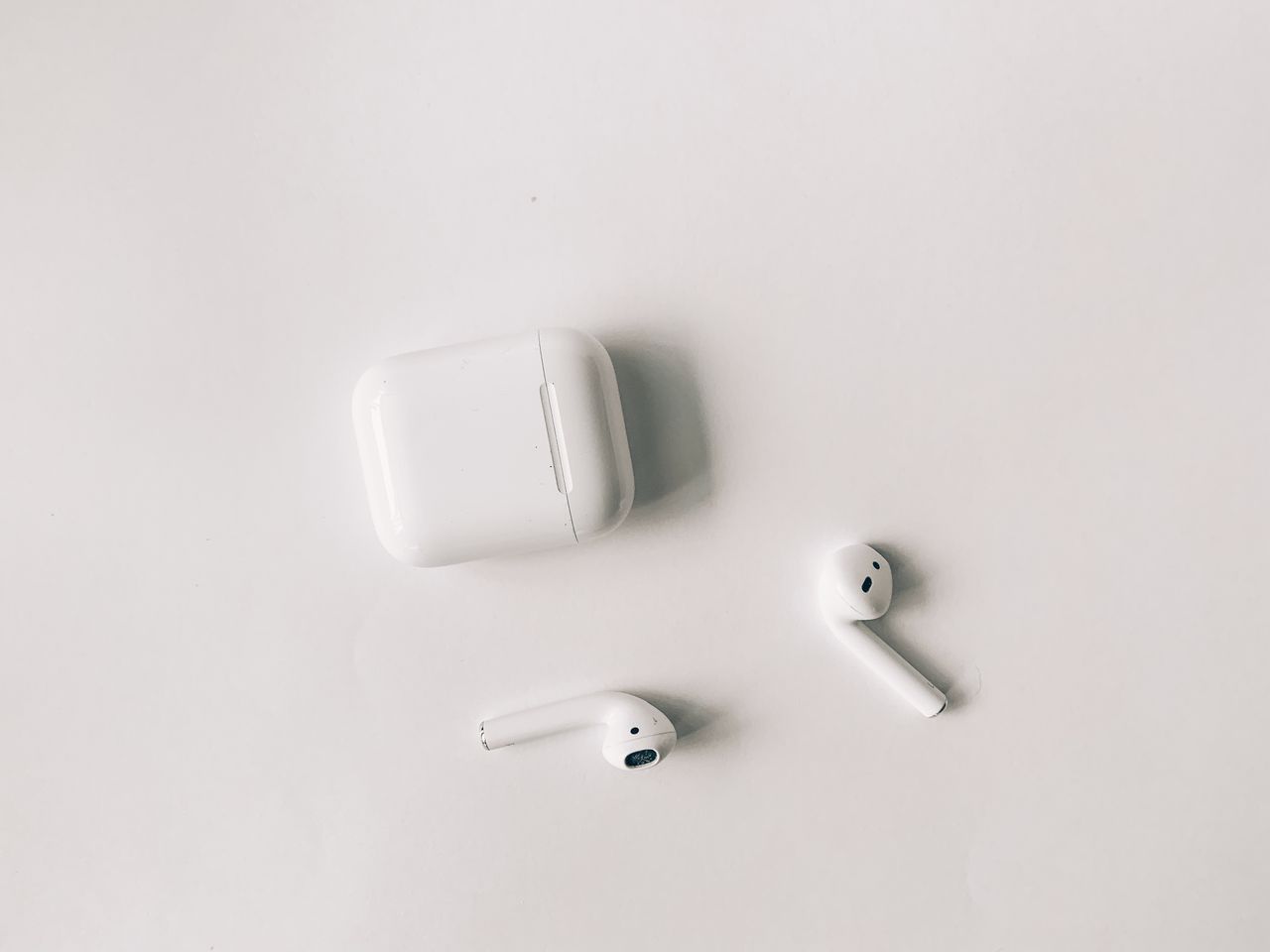 Wkładasz je do uszu i świat wokół znika. Premiera AirPods 5!