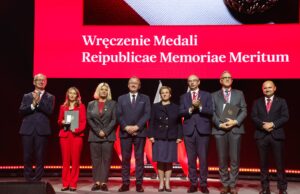 Chichot historii, czyli złoty medal IPN dla prezydent Świdnicy