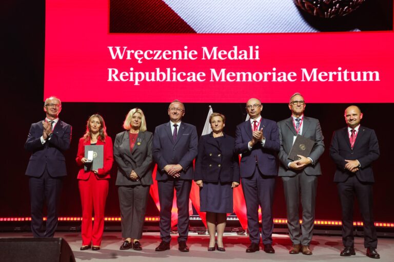 Chichot historii, czyli złoty medal IPN dla prezydent Świdnicy