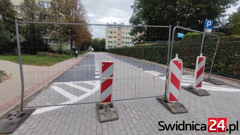 Parking wygląda na ukończony. „Patrzymy na niego od trzech tygodni” [FOTO]