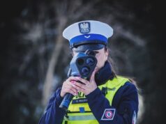 Bezpieczna kontrola drogowa po zmroku. Jak zwiększyć widoczność funkcjonariusza?