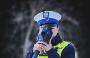 Bezpieczna kontrola drogowa po zmroku. Jak zwiększyć widoczność funkcjonariusza?