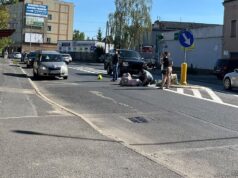 Kierowcy i przechodnie pomogli seniorce