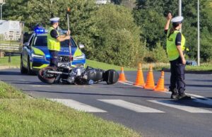 Zdarzenie na ul. Stęczyńskiego. Motocyklista uderzył w auto i trafił do szpitala