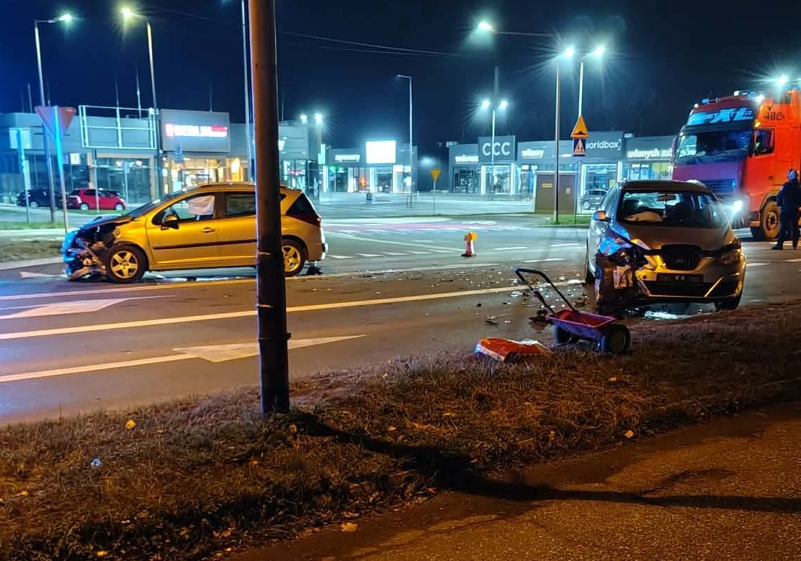 Zderzenie Seata z Peugeotem na Przemysłowej w Świdnicy [FOTO]