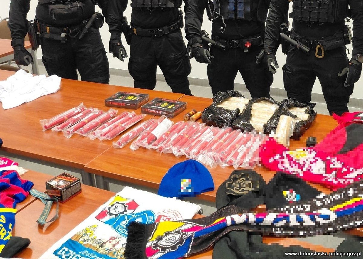 Udaremnili kibolską zadymę w Świdnicy. Policjanci przejęli arsenał rac i skradzione barwy [FOTO]