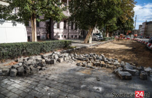 Remont Alei Niepodległości. Mieszkańcy pytają o dojazd do kamienic, magistrat wyjaśnia