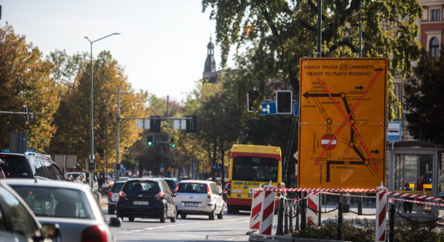 Od jutra Aleją Niepodległości tylko w jedną stronę. Rusza przebudowa za blisko 13 mln złotych