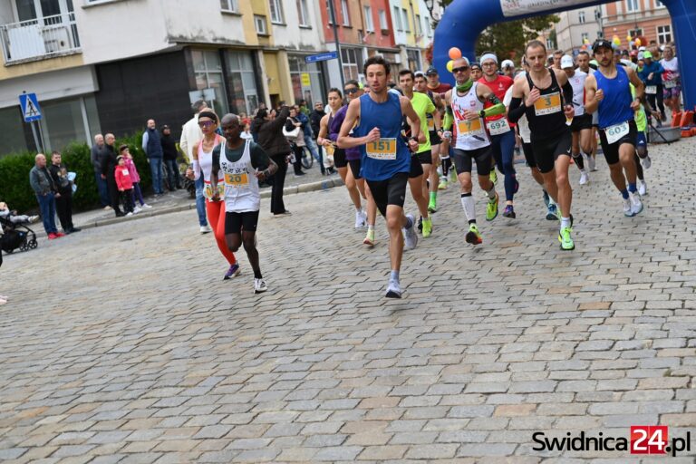 Od półmaratonu po bieg dla najmłodszych – Strzegom po raz dziewiąty był biegową stolicą regionu [FOTO]