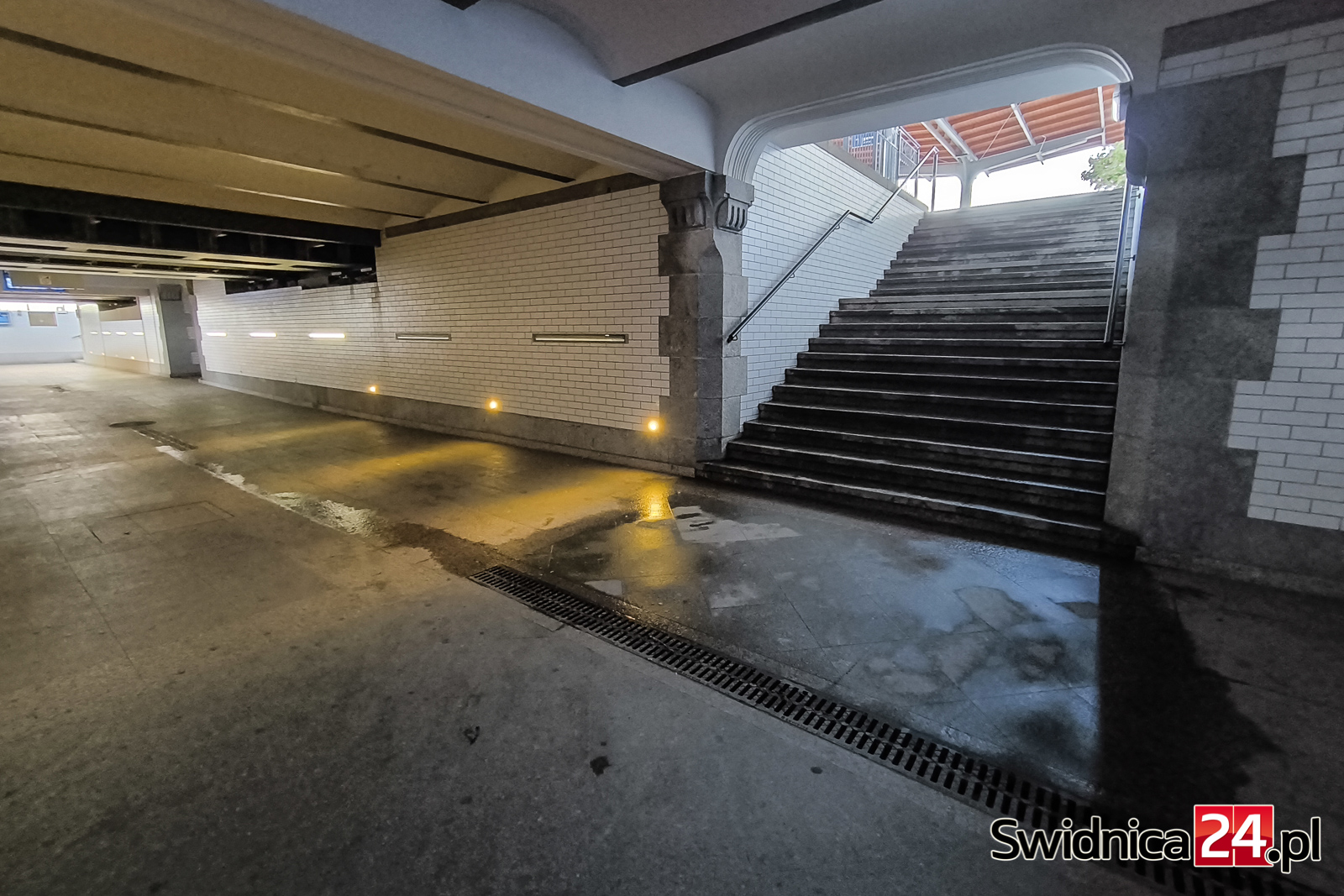 Umowa na sprzątanie dobra, więc dlaczego tunel pod stacją Świdnica Miasto to źródło ciągłych skarg?