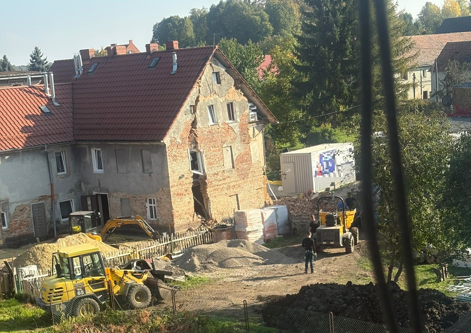 Dlaczego doszło do katastrofy budowlanej w Łażanach? Odpowiedzi szuka prokuratura