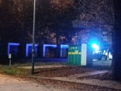 Przyjechał podziwiać zabytkowy pociąg. Nocujący na skwerze 50-latek został uderzony kamieniem w twarz