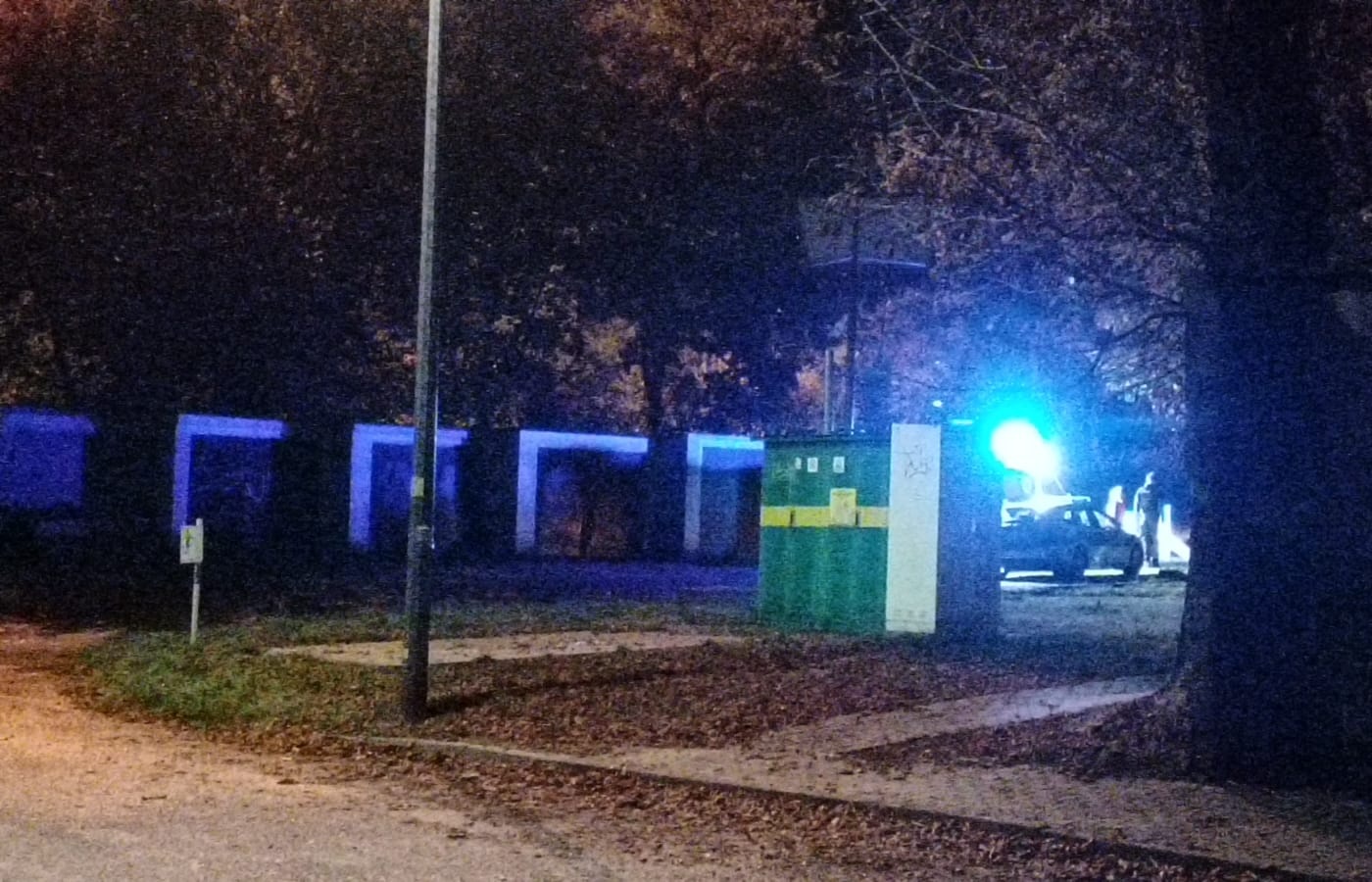 Przyjechał podziwiać zabytkowy pociąg. Nocujący na skwerze 50-latek został uderzony kamieniem w twarz