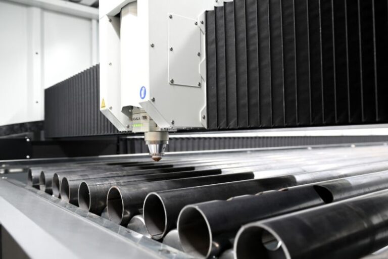 Laser zamiast tradycyjnych narzędzi? Tak nowoczesne technologie zmieniają obróbkę metali