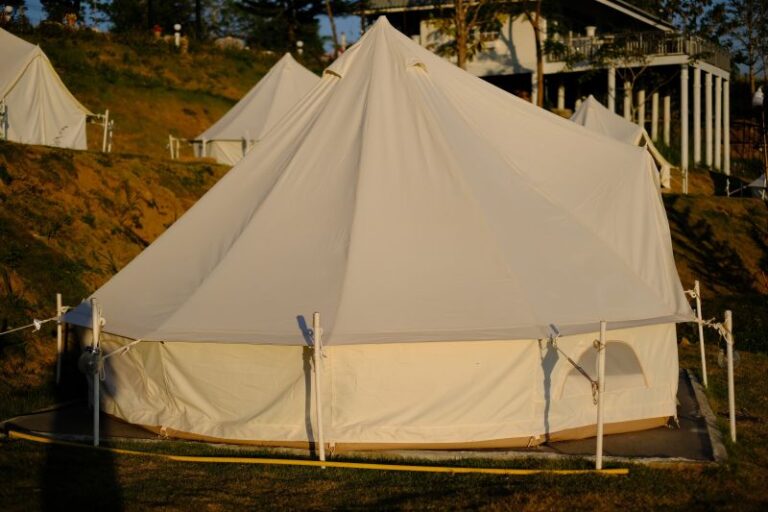Namioty stałociśnieniowe – jak dobrać dmuchane zadaszenie pod stoisko eventowe?