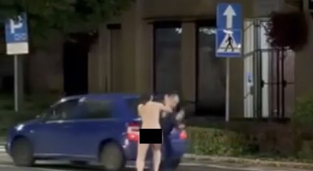 Naga kobieta szarpała się ze strażnikiem miejskim