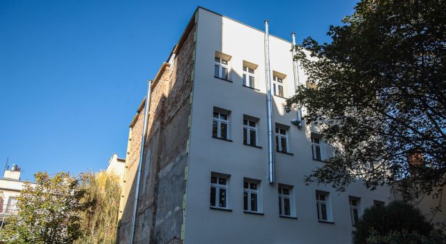 Przez spór mieszkańcy zostaną na zimę w rozgrzebanych budynkach komunalnych? Dotacja unijna została wstrzymana