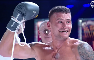 Heroiczny bój. Pięściarz Respectu Świdnica wygrywa zawodową walkę, boksując w końcówce jedną ręką!