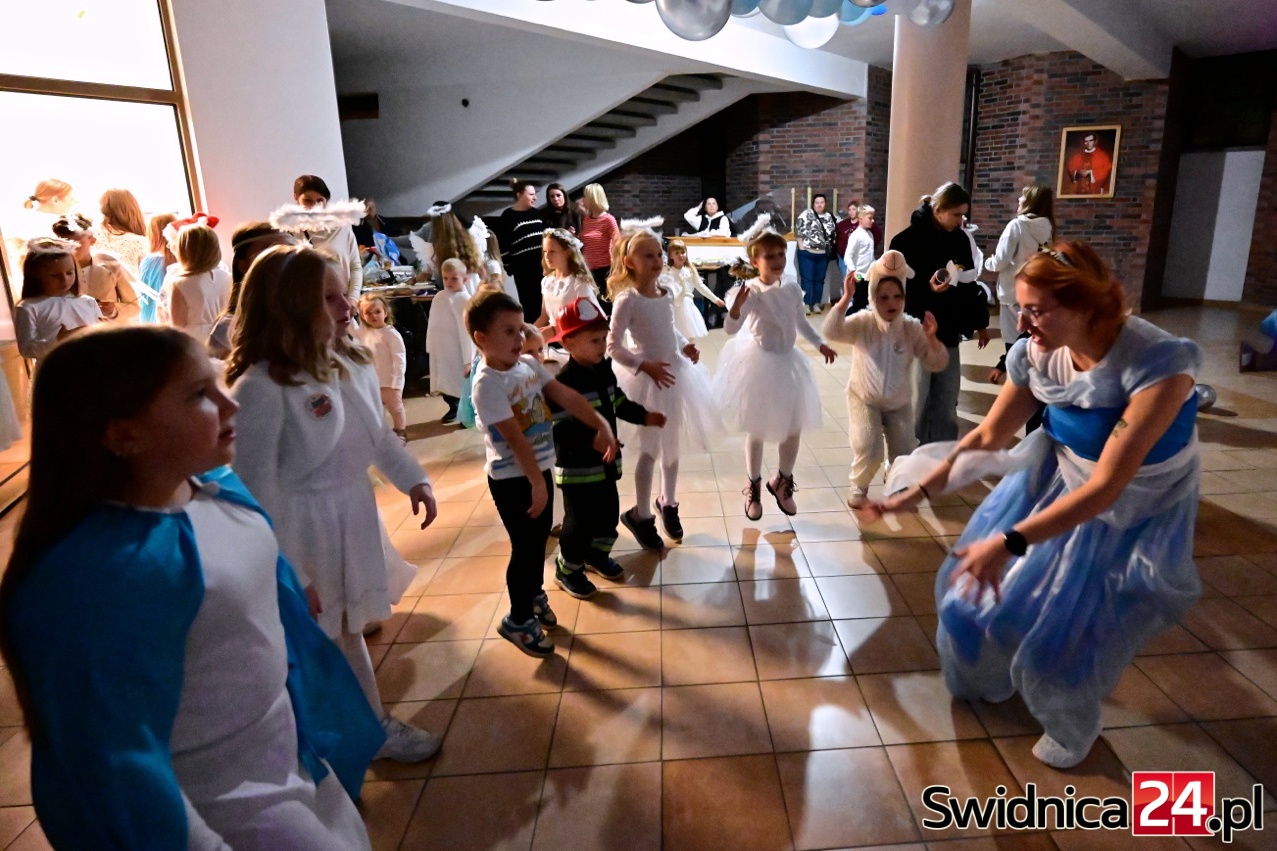 Zabawa w strojach świętych. „Fajna alternatywa dla Halloween” [FOTO]