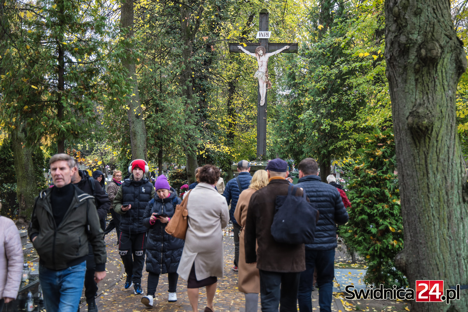 Świdniczanie ruszyli na cmentarze i przygotowują groby bliskich na Wszystkich Świętych [FOTO]