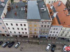Ruina przy Pułaskiego 14 pod dachem, ale bez widoków na szybki remont kapitalny. Co z zablokowanym chodnikiem?