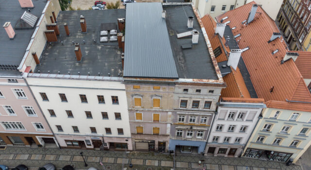 Ruina przy Pułaskiego 14 pod dachem, ale bez widoków na szybki remont kapitalny. Co z zablokowanym chodnikiem?