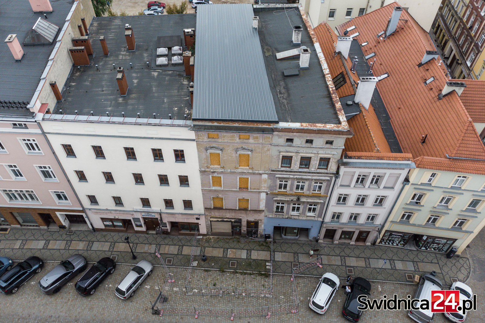 Ruina przy Pułaskiego 14 pod dachem, ale bez widoków na szybki remont kapitalny. Co z zablokowanym chodnikiem?