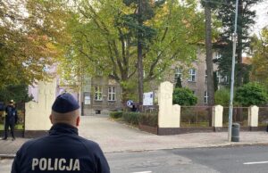 Policja przy szkołach na terenie całego powiatu świdnickiego. To reakcja na tragiczne wydarzenia w kraju