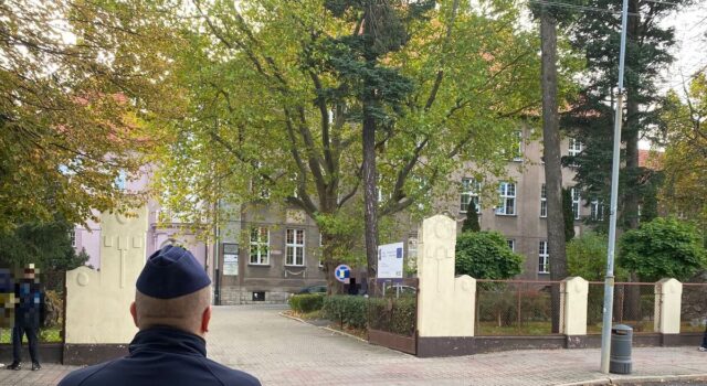 Policja przy szkołach na terenie całego powiatu świdnickiego. To reakcja na tragiczne wydarzenia w kraju