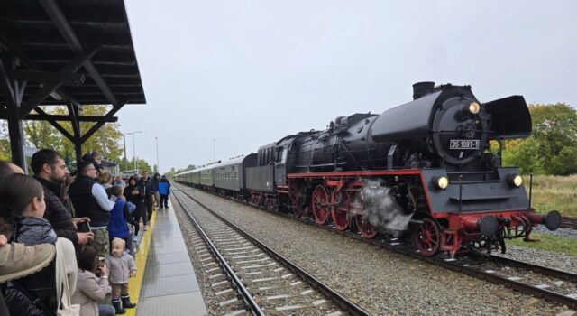pociąg retro Niedźwiadek 10.10.2026 Stacja Świdnica Przedmiescie fot. Swidnica24 (9) pociąg retro Niedźwiadek 10.10.2026 Stacja Świdnica Przedmiescie fot. Swidnica24 (9)