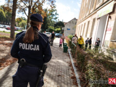 Policja przy szkołach na terenie całego powiatu świdnickiego. To reakcja na tragiczne wydarzenia w kraju