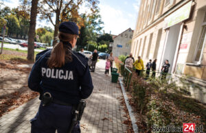 Policja przy szkołach na terenie całego powiatu świdnickiego. To reakcja na tragiczne wydarzenia w kraju