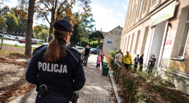 policja przed szkolami 2026.10.09-3