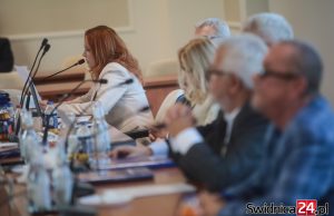 „Nie zamierzam uczestniczyć w pozorowaniu działalności kontrolnej”. Przewodnicząca komisji rewizyjnej rezygnuje z funkcji