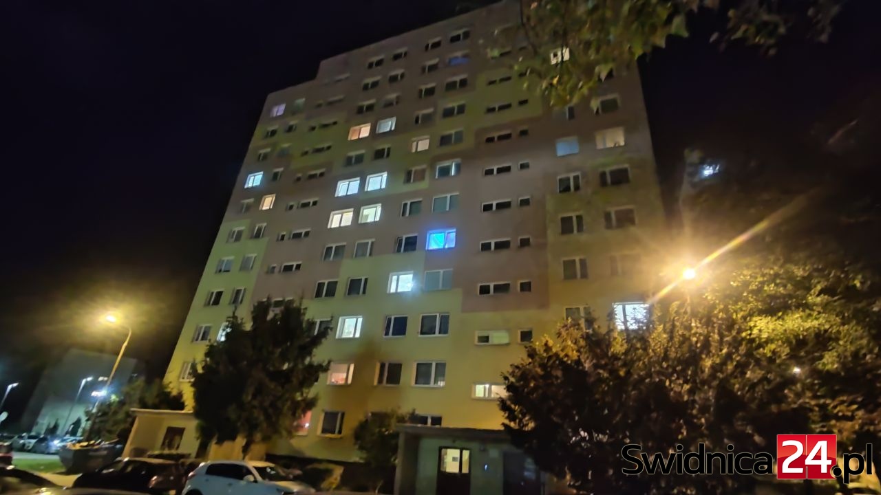 Strażacy na pomoc uwięzionemu w windzie